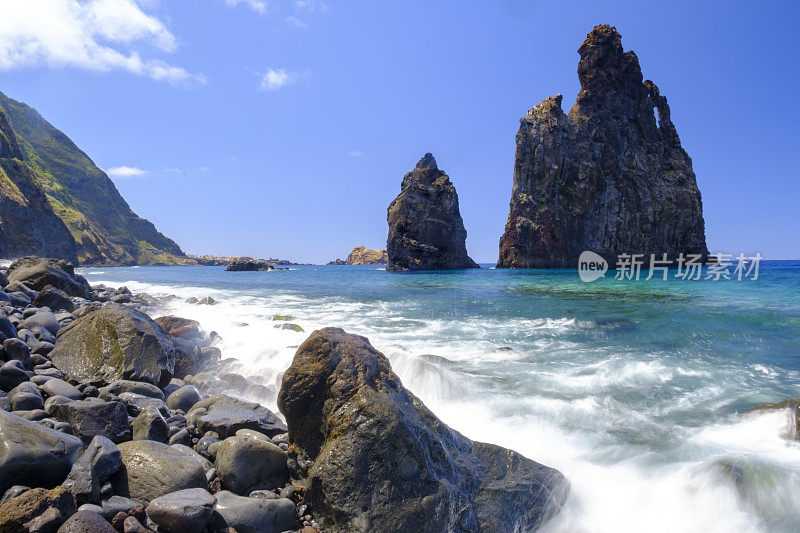 海浪袭击了Ribeira da Janela马德拉岛北部海岸